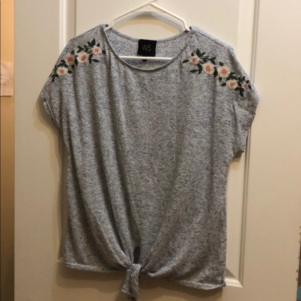 front knotted tee!